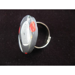 Bague cabochon gris blanc et rouge en Fimo