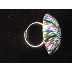 Bague cabochon, spirale noire/multicolore, en Fimo