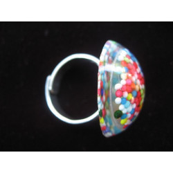 Bague petit cabochon miniperles multicolores en résine