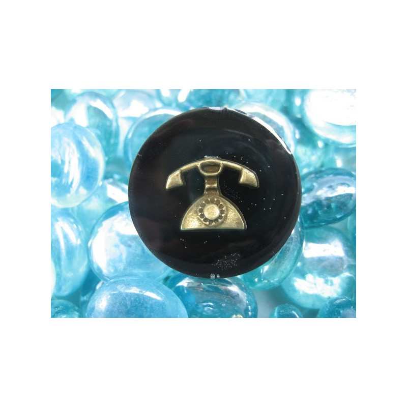 Bague Vintage, téléphone bronze, sur fond noir en résine