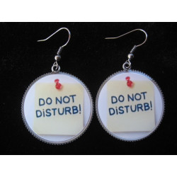 Boucles d'oreilles, Do not Disturb, serties en résine