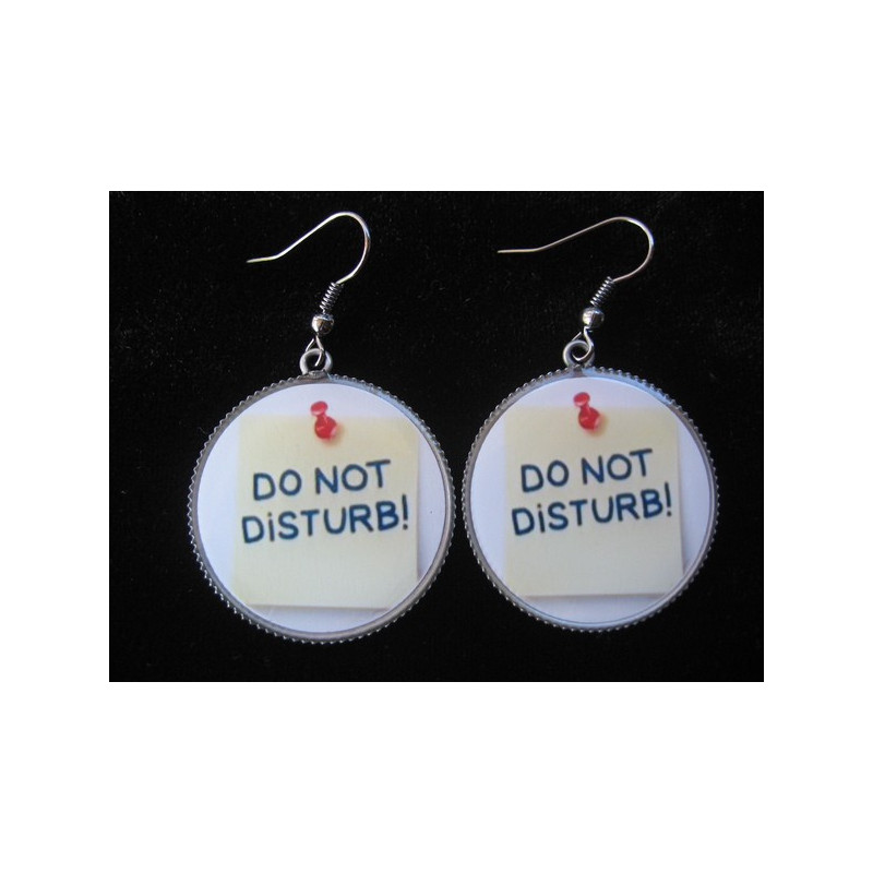 Boucles d'oreilles, Do not Disturb, serties en résine