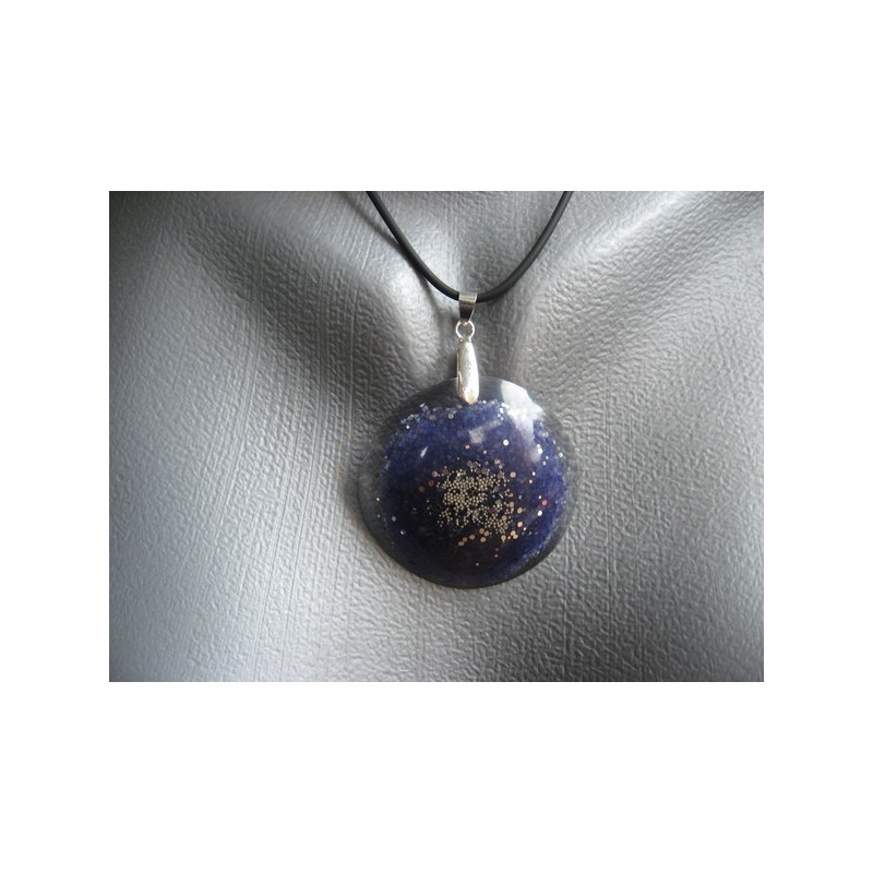 Grand pendentif cabochon, microperles argentées, sur fond prune en résine