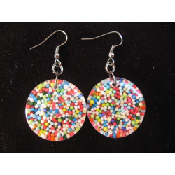 Boucles d'oreilles, miniperles multicolores, en résine