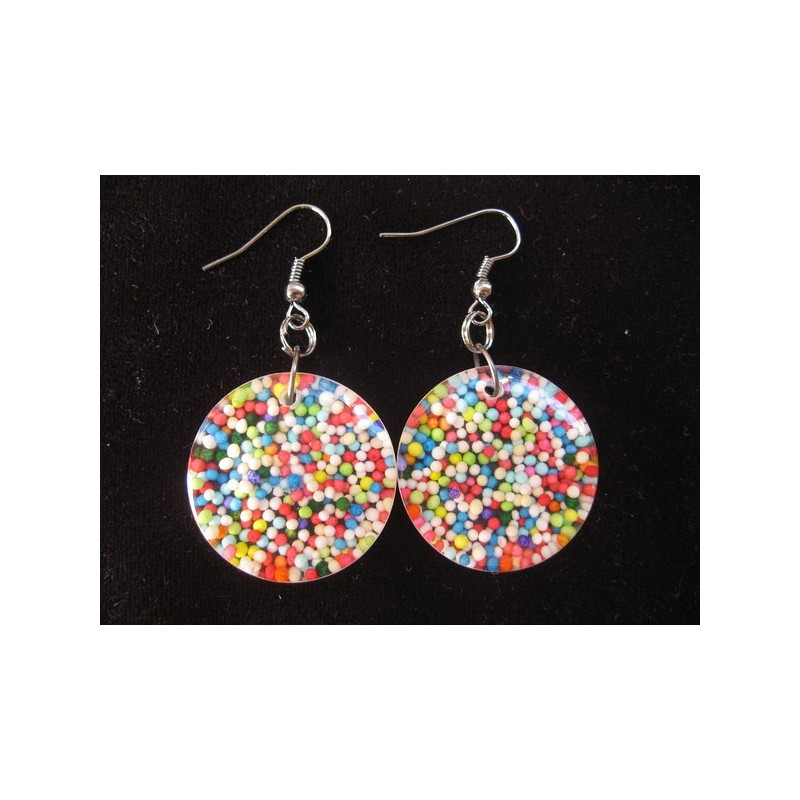 Boucles d'oreilles, miniperles multicolores, en résine