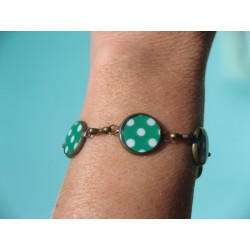 Bracelet à petits cabochons pois blancs sur fond vert