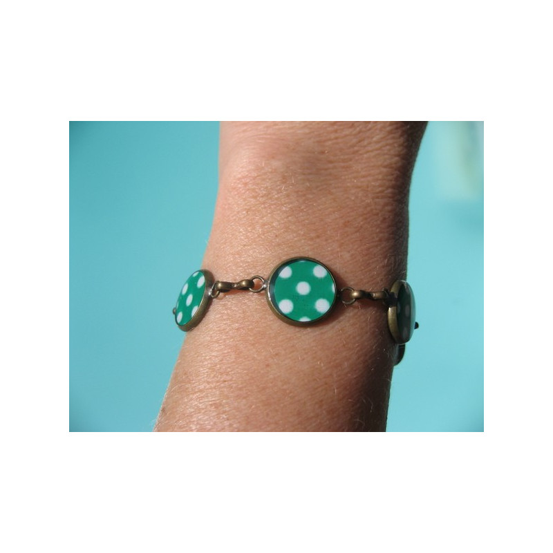 Bracelet à petits cabochons pois blancs sur fond vert