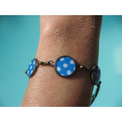 Bracelet petits cabochons, pois blancs sur fond bleu