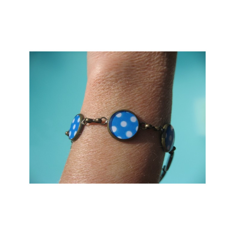 Bracelet petits cabochons, pois blancs sur fond bleu