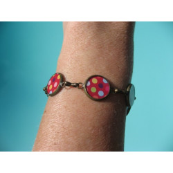 BRACELET petits cabochons, pois multicolores sur fond rouge