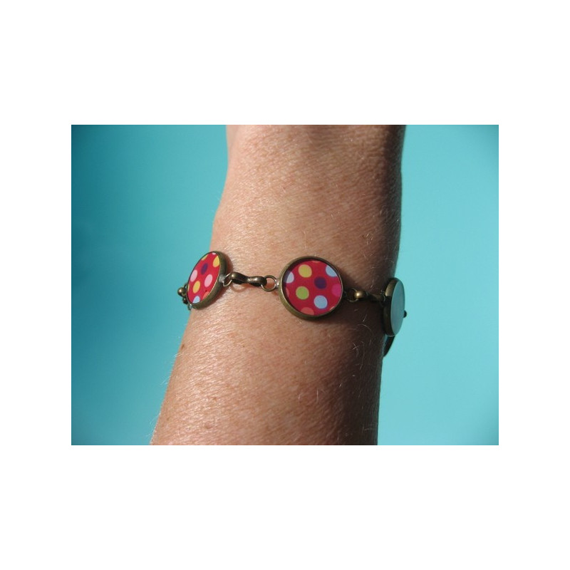 BRACELET petits cabochons, pois multicolores sur fond rouge