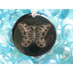 PENDENTIF fantaisie, Papillon, sur fond noir en résine