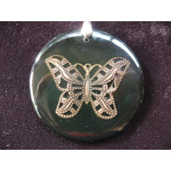 PENDENTIF fantaisie, Papillon, sur fond noir en résine