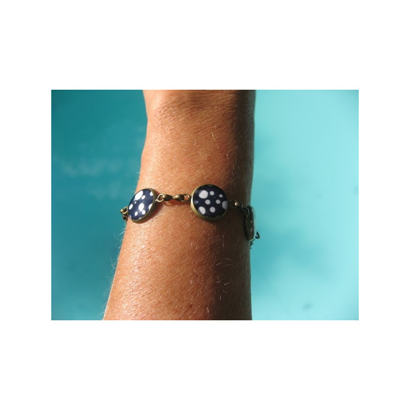 Bracelet petits cabochons, petits pois blancs sur fond noir