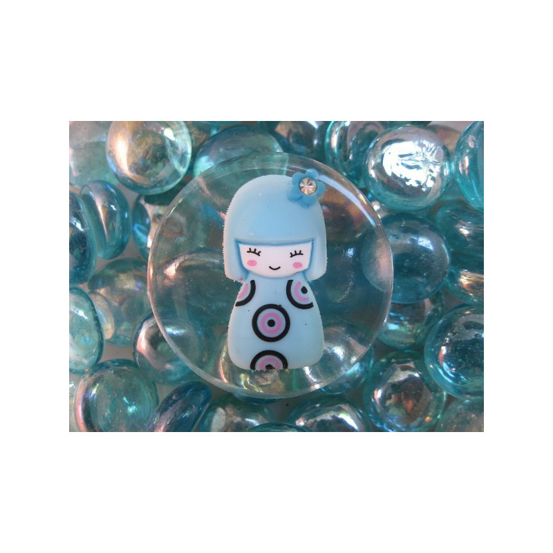 Grand magnet kawaii, Geisha bleue, sur fond transparent en résine