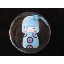 Grand magnet kawaii, Geisha bleue, sur fond transparent en résine