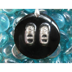 Pendentif fantaisie, mes chaussons, sur fond noir en résine