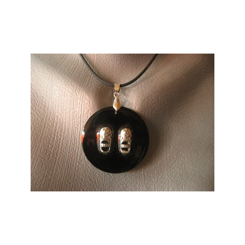 Pendentif fantaisie, mes chaussons, sur fond noir en résine