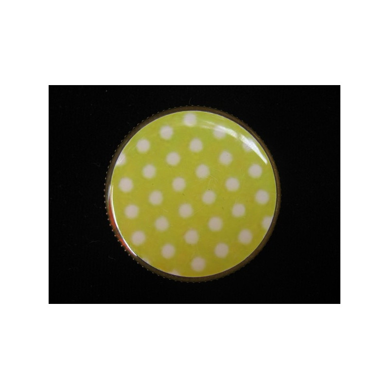 Bague fantaisie, pois blancs sur fond vert anis, sertie en résine