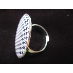 Vintage ring, houndstooth, set in resin