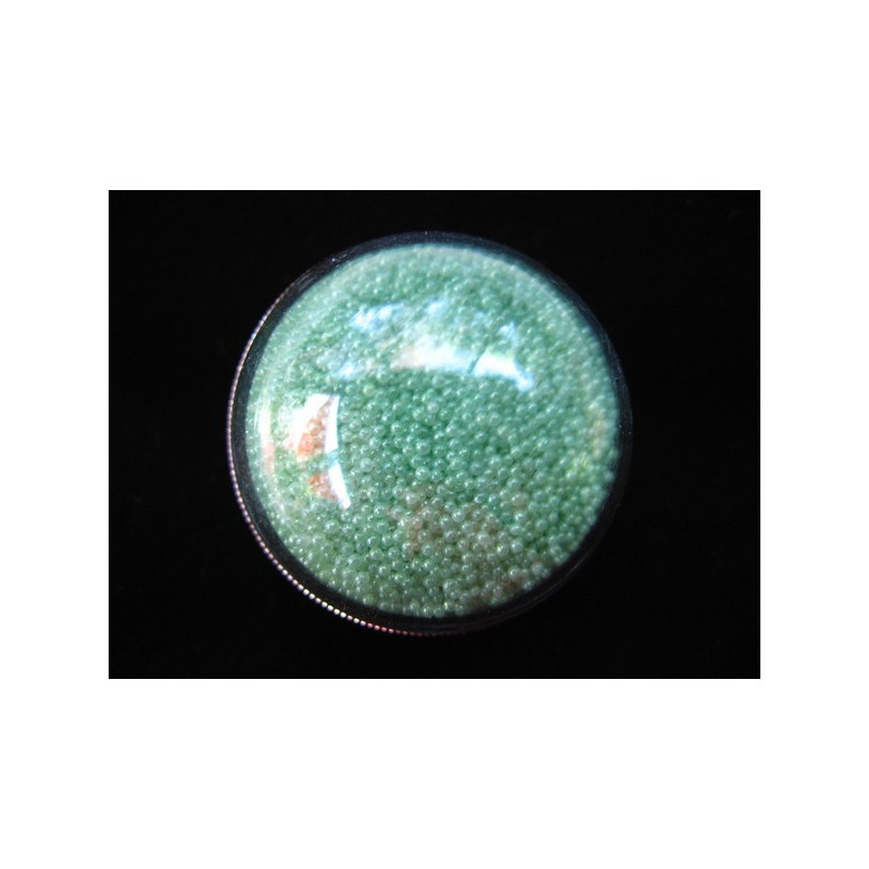 Bague dome, microperles vertes claires mobiles, dans une demi-sphère plexi