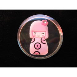 Grand magnet kawaii, Geisha rose, sur fond transparent en résine