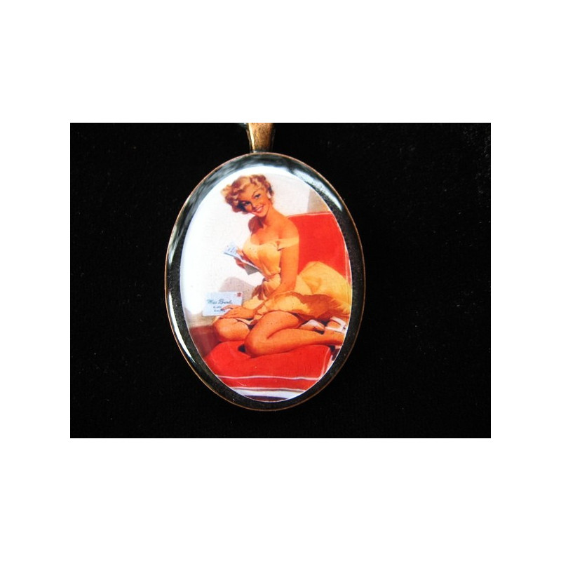 Oval pendant, Blonde pin-up, resin set