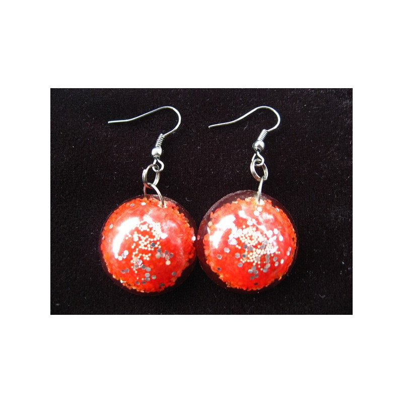 Cabochon earrings, silver glitter, on a red resin background