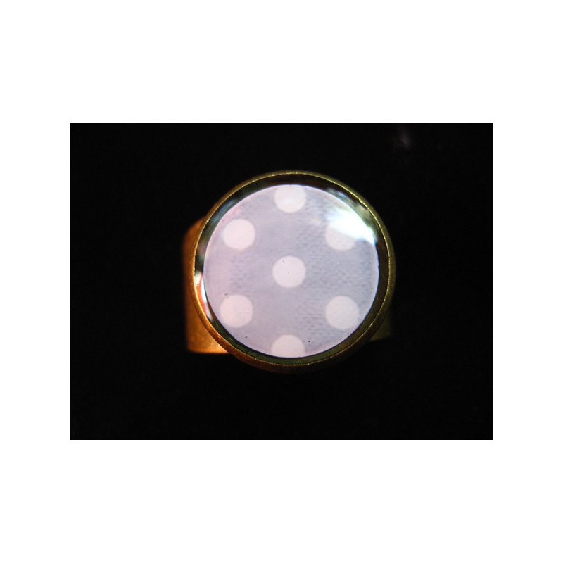 Small cabochon ring, white dots on a light gray background
