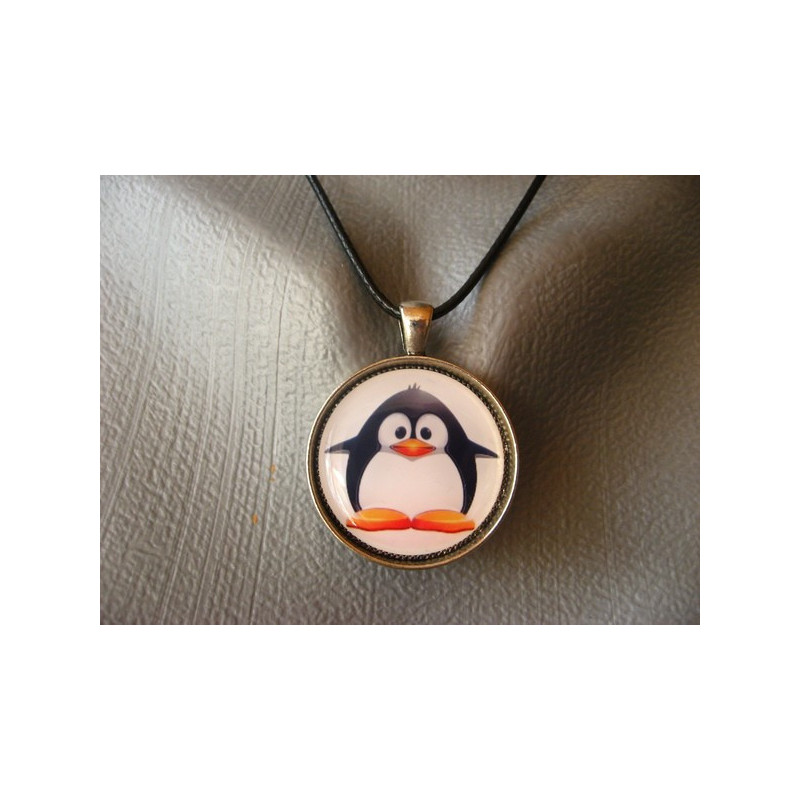 PENDENTIF fantaisie, Pingouin heureux, serti en résine