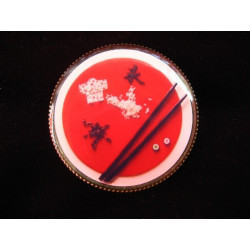 BROCHE vintage, drapeau Japon et Sushis, sertie en résine