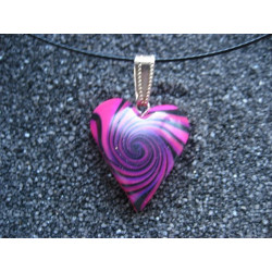 Pendentif petit coeur, spirale noire et fuchsia, en fimo