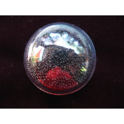 Bague dome, microperles noires mobiles, dans une demi-sphère en plexi