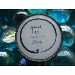 MAGNET Zen, Peace is every step, set in resin