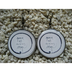 Boucles d'oreilles, Peace is every step, serties en résine