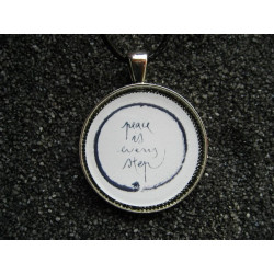 Pendentif Zen, Peace is every step, serti en résine