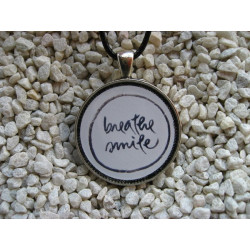 Pendentif Zen, Breather Smile, serti en résine