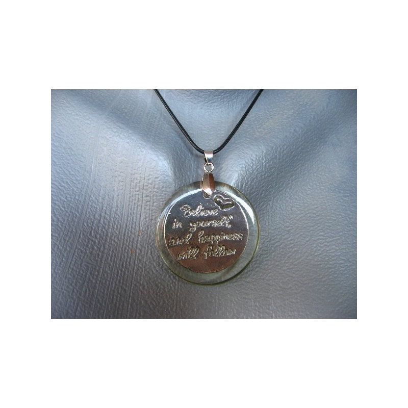 Pendentif graphique, Believe in yourself, sur fond transparent en résine