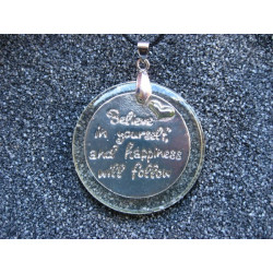 Pendentif graphique, Believe in yourself, sur fond transparent en résine