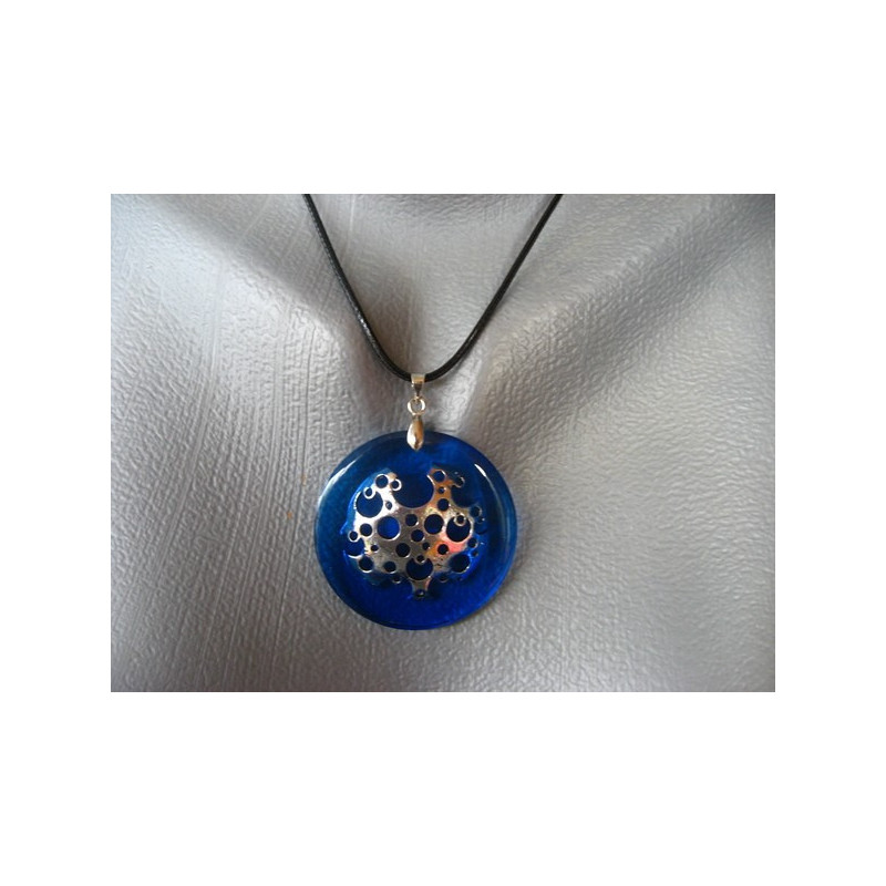 Pendentif graphique, estampe argentée, sur fond bleu en résine