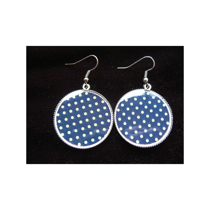 Boucles d'oreilles, pois dorés sur fond noir, serties en résine
