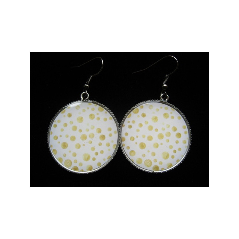Boucles d'oreilles, pois dorés sur fond blanc, serties en résine
