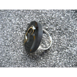 BAGUE fantaisie, Mes talons préférés, sur fond noir en résine