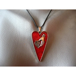 Pendentif coeur, Geste d'amour, sur fond rouge en résine