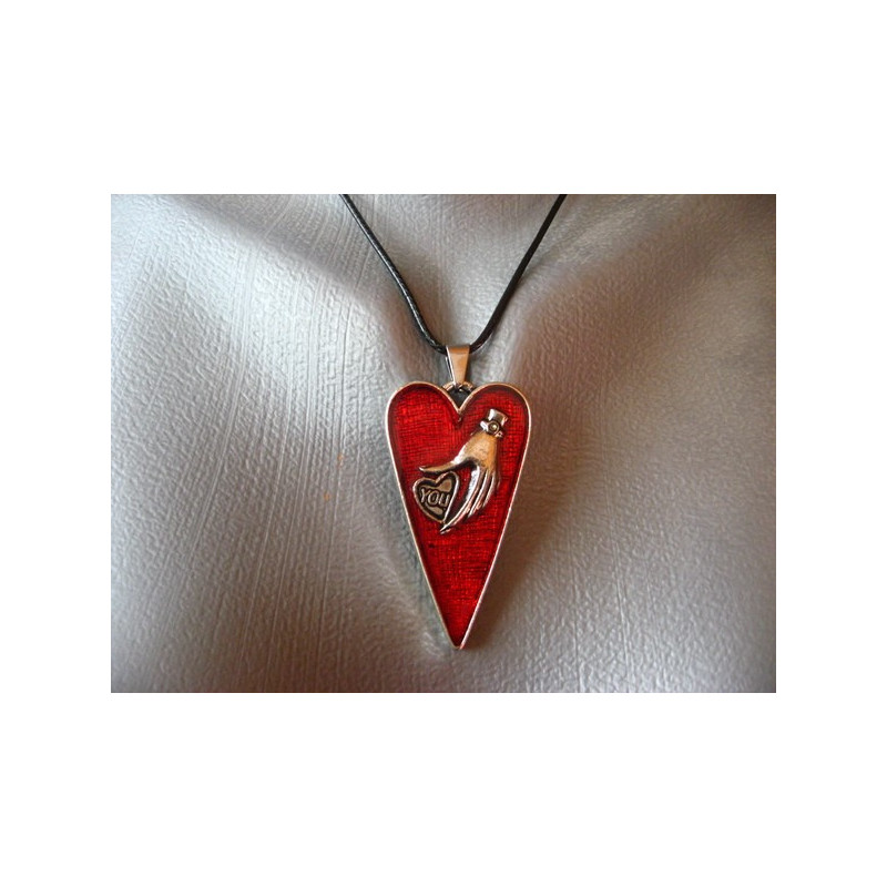 Pendentif coeur, Geste d'amour, sur fond rouge en résine