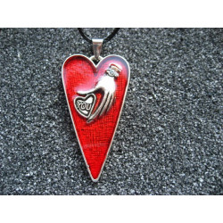 Pendentif coeur, Geste d'amour, sur fond rouge en résine