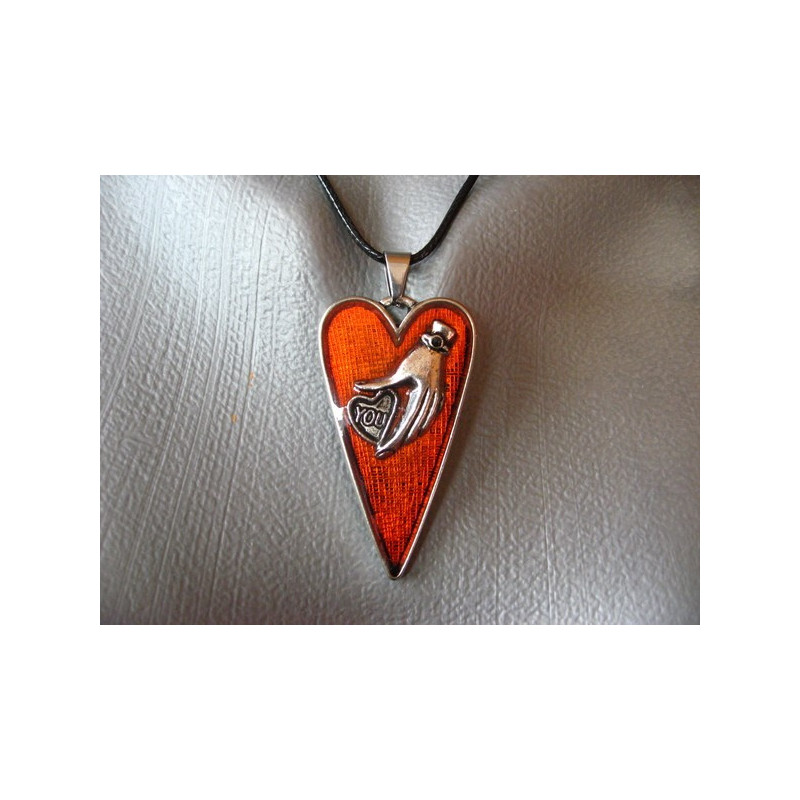 Pendentif coeur, Geste d'amour, sur fond orange en résine