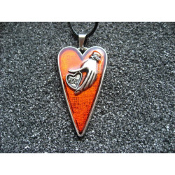 Pendentif coeur, Geste d'amour, sur fond orange en résine
