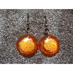 Earrings cabochon, microperles argentées, on orange resin background