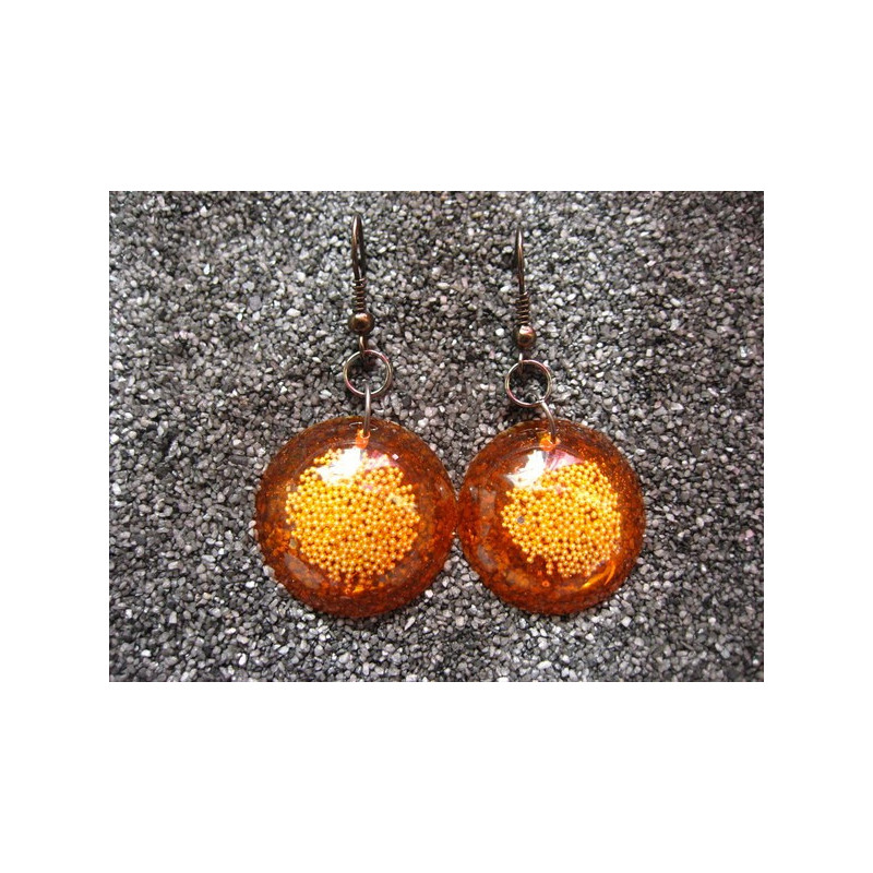 Earrings cabochon, microperles argentées, on orange resin background